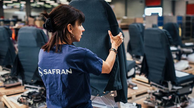 Femme travaillant chez Safran Femme travaillant chez Safran