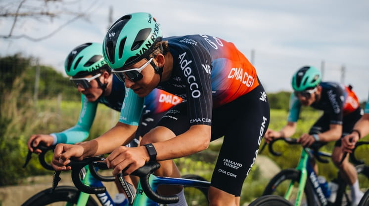 des cyclistes portant un maillot floqué Adecco des cyclistes portant un maillot floqué Adecco